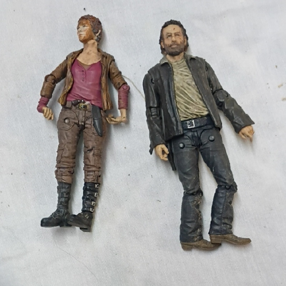 Action Figures Set with Brown and Black Outfits